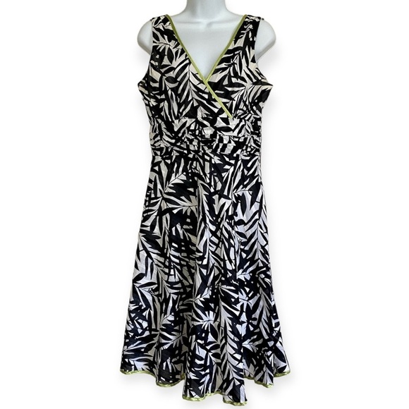 Black White Floral V-Neck Sleeveless Cotton Dress Sz 8 Fit & Flare Empire Waist - Picture 1 of 15